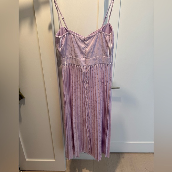 Wore once to a spring wedding, not needed anymore. - Picture 3 of 5